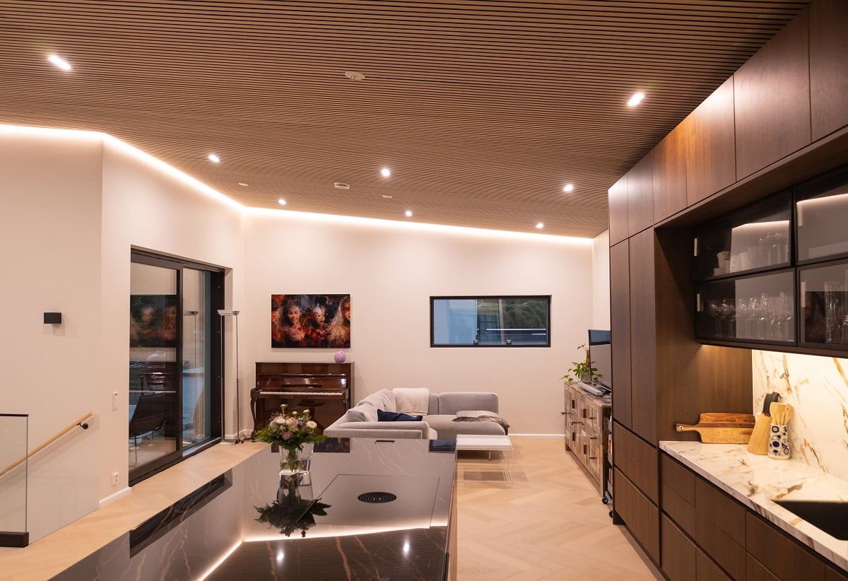 Il soggiorno-cucina-sala da pranzo aperto è illuminato con apparecchi Tupla Kantti e una striscia LED montata indirettamente © LedStore.fi